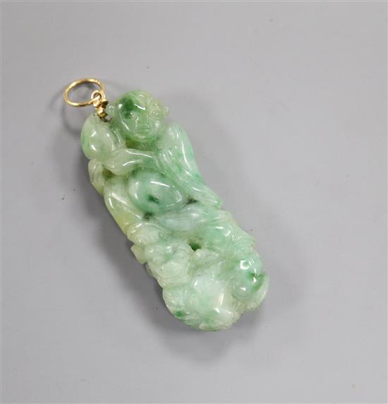 A yellow metal mounted carved jadeite pendant, 41mm.